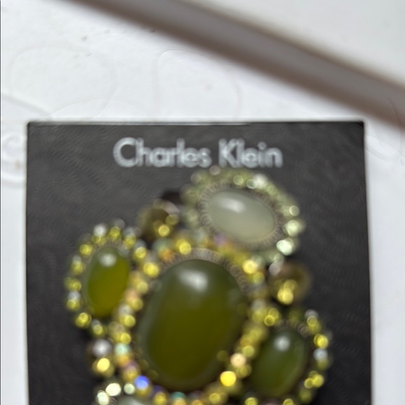 Vintage Green and Gold Brooch with Intricate Metalwork - Picture 2 of 3